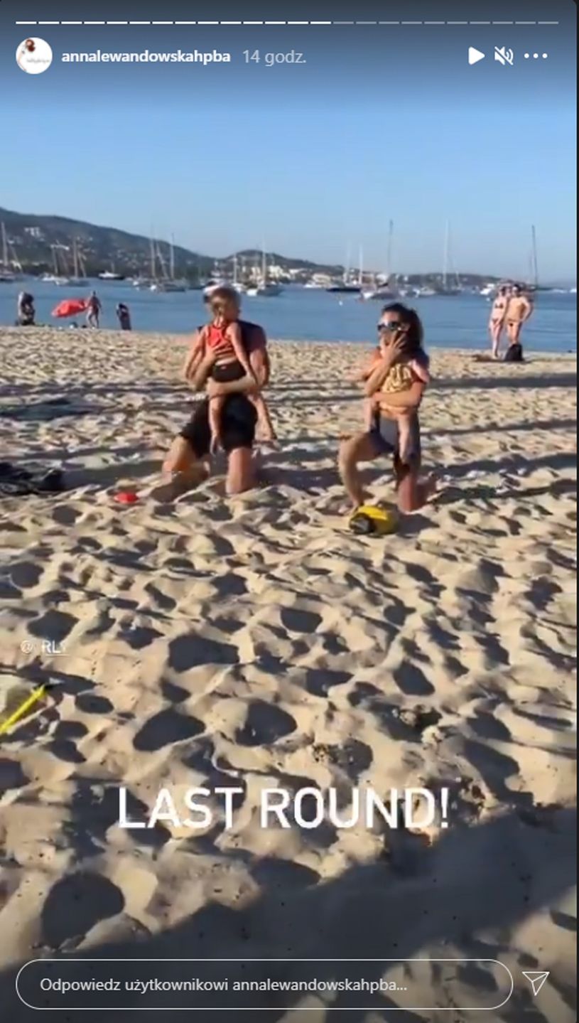 Anna i Robert Lewandowscy ćwiczą na plaży w Hiszpanii