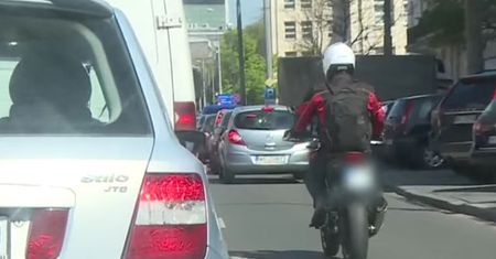 Motocykl między samochodami. Czy tak wolno jeździć?