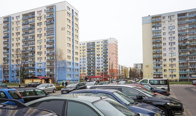 Parkowanie na drogach przeciwpożarowych. Za łamiących prawo wezmą się spółdzielnie