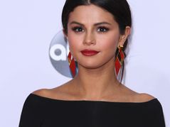 Selena Gomez promuje kobiece kształty