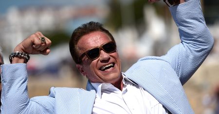 Arnold Schwarzenegger ma przystojnego syna! Paparazzi złapali go na zakupach z mamą  i dziewczyną