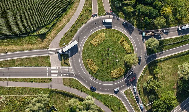 Skrzyżowania powinny być zastąpione przez ronda. To uratuje kierowców-seniorów