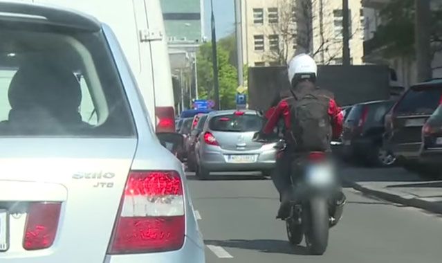 Motocykl między samochodami. Czy tak wolno jeździć?