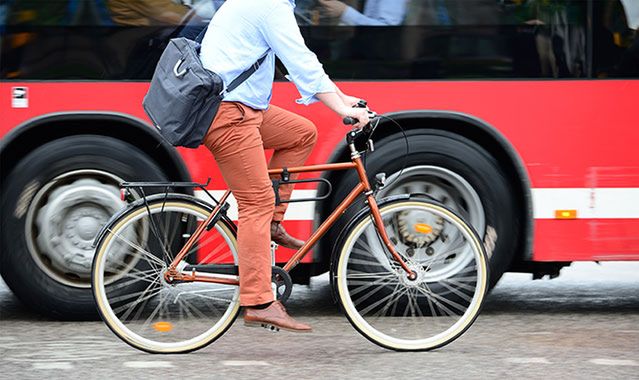 Rowerzyści na drogach: co każdy kierowca wiedzieć musi