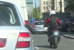 Motocykl między samochodami. Czy tak wolno jeździć?