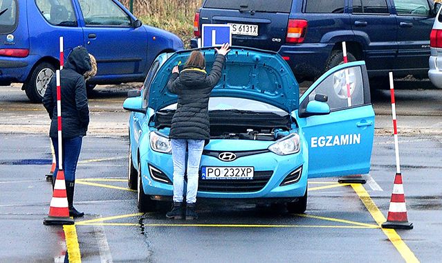 Młodzi kierowcy przeceniają umiejętności. Natychmiast po uzyskaniu prawa jazdy