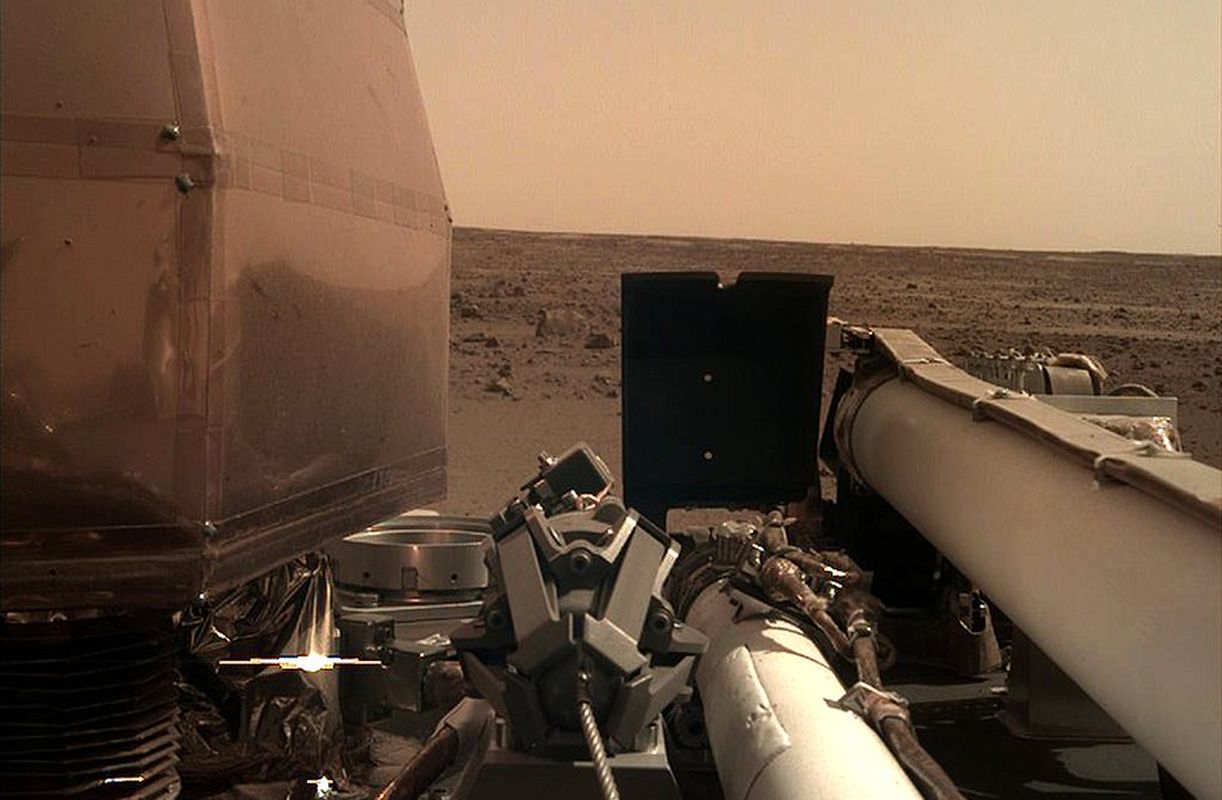 Zdjęcie Marsa wykonane przez łazik InSight