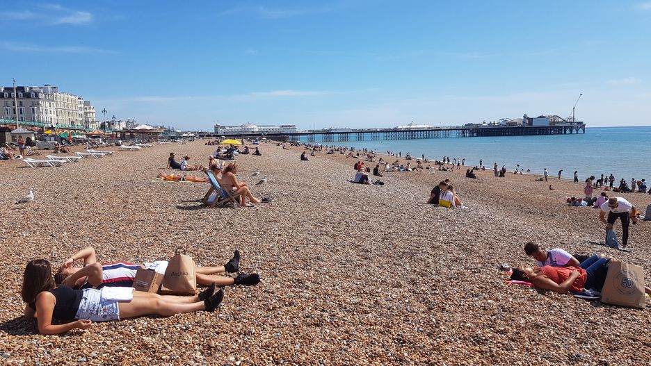 W Brighton żwirowa plaża ciągnie się przez całą szerokość miasteczka
