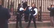 Kobieta próbowała wejść na płot pałacu Buckingham. Ludzie głośno dopingowali
