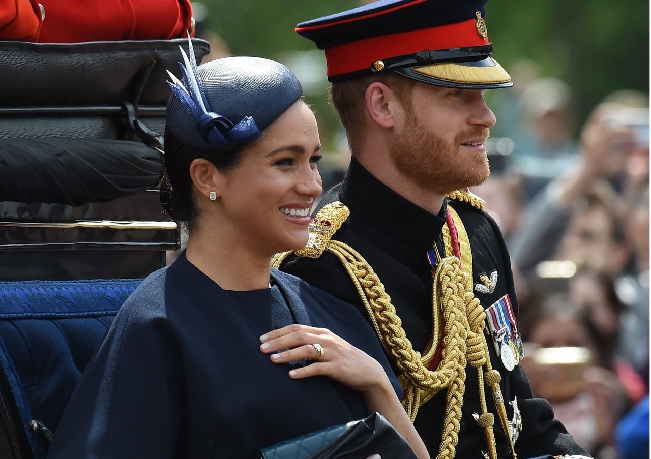 Księżna Meghan oprócz obrączki nosi nowy pierścionek. Taki sam ma Kate