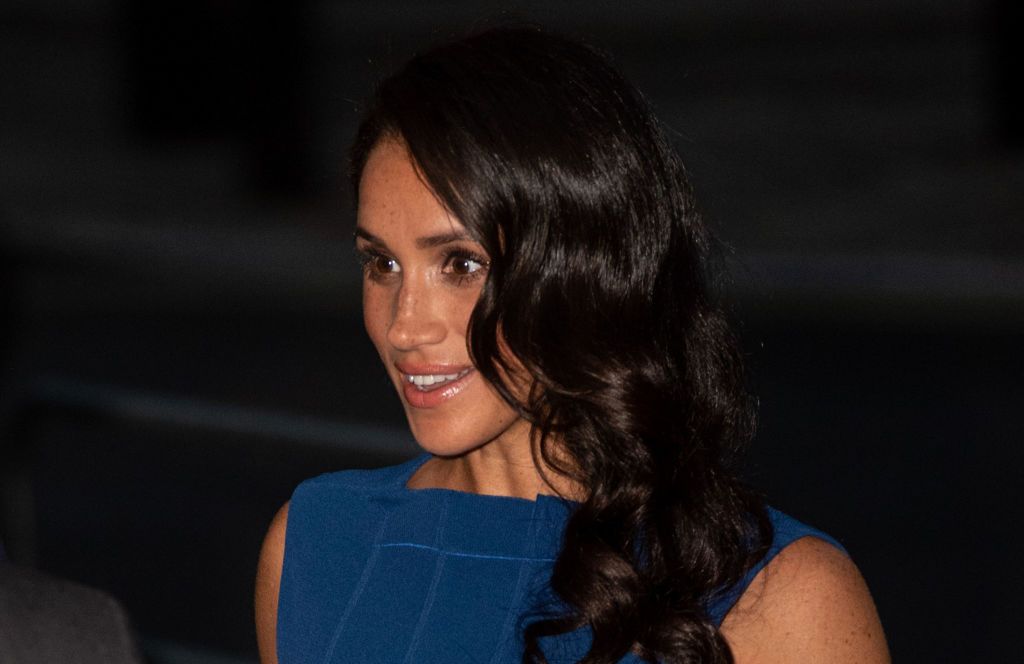 Sukienka Meghan ułożyła się tak, że wygląda, jakby była w ciąży. Plotek nie uniknie
