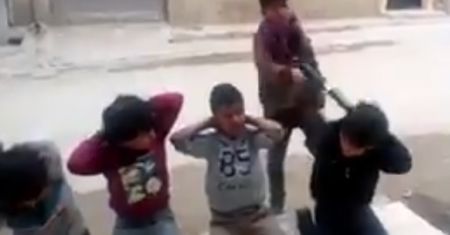 Stracone pokolenie. Dzieci bawią się w egzekucję ISIS
