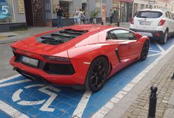 Internauci skrytykowali parkowanie kierowcy lamborghini. Miał jednak do tego pełne prawo