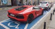 Internauci skrytykowali parkowanie kierowcy lamborghini. Miał jednak do tego pełne prawo