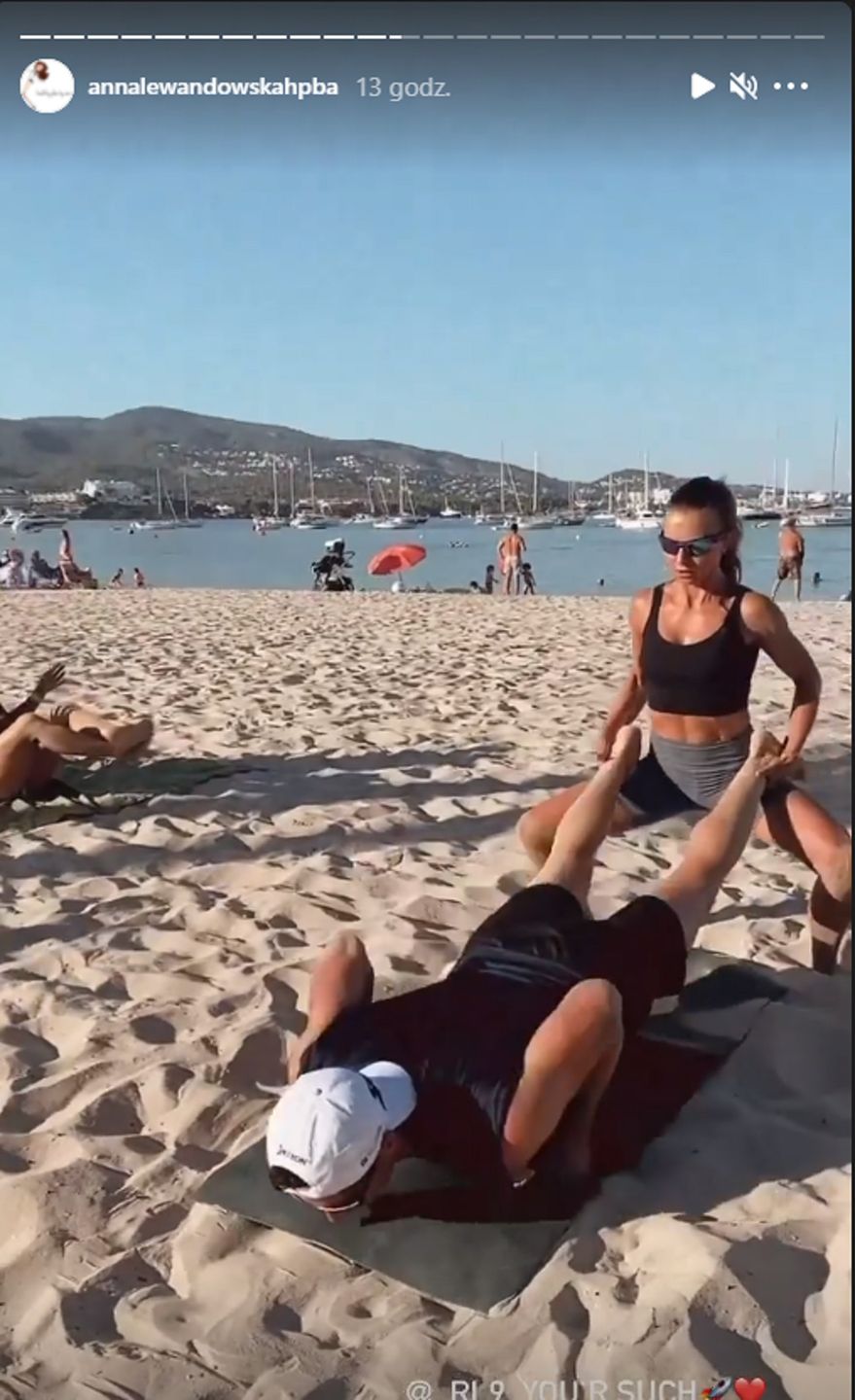 Anna i Robert Lewandowscy ćwiczą na plaży w Hiszpanii