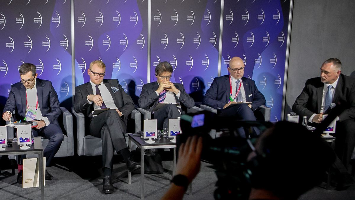 - Specyficzne warunki pracy w kopalni, duże odległości, utrudniona łączność sprawiają, że poszukujemy alternatyw dla robotów - stwierdza mówił Ireneusz Jazownik, dyrektor naczelny Centralnego Ośrodka Przetwarzania Informacji KGHM Polska Miedź S.A. (Drugi od lewej) 