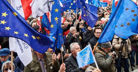 Sondaż: rekordowe poparcie członkostwa Polski w UE. Większość z nas czuje się Europejczykami