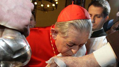 Kardynał Glemp dokonał obrzędu obmycia nóg 12 starcom