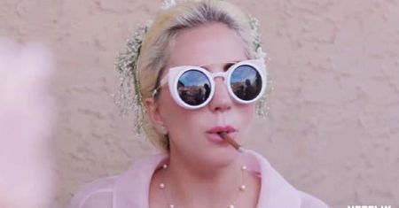 Łzy i ból w dokumencie Lady Gagi. Nie pomógł nawet nagi biust