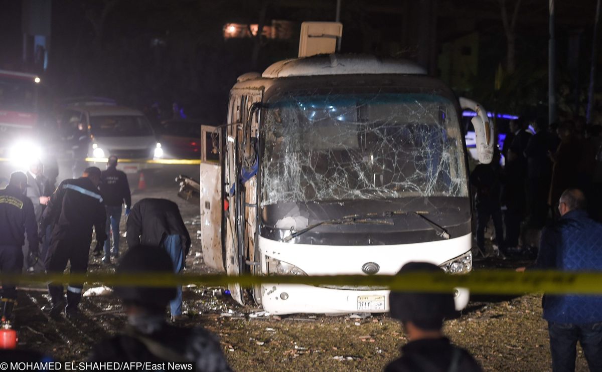 Trzy osoby nie żyją po zamachu w Gizie. Wysadzono autobus turystyczny