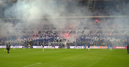 Rzucił butelką w kierunku piłkarza na murawie. Został zatrzymany po kolejnym meczu