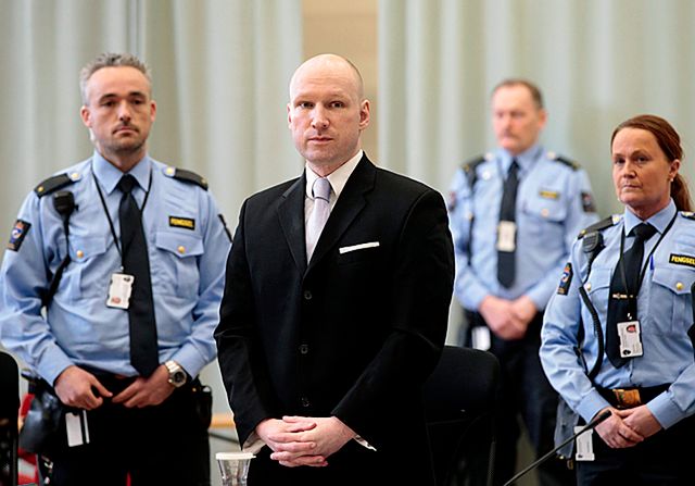 epa05268703 (FILE) A file photo dated 18 March 2016 showing convicted mass killer Anders Behring Breivik (C) attending the fourth and last day in court in Skien prison, Norway. A Norwegian court on 20 April 2016 found that Norwegian authorities are violating his human rights by holding him in isolation for almost five years. The right-wing mass murderer, who committed the July 2011 Norway attacks that claimed the lives of 77 people, accused the government of his country of trying to kill him by putting him in solitary confinement after he was convicted.  EPA/LISE ASERUD NORWAY OUT 
Dostawca: PAP/EPA. 