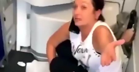 Szokujące sceny w samolocie do Warszawy. Polka urządziła sobie toaletę na korytarzu