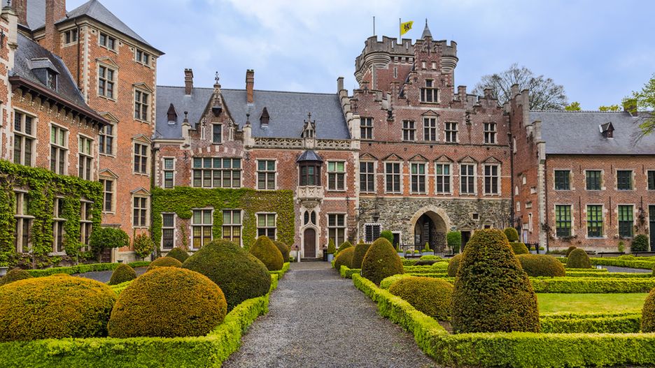 Zamek Gaasbeek wzniesiony został w pierwszej połowie XIII w. w celach obronnych. W XIX w. został przebudowany w stylu romantycznej neorenesansowej rezydencji