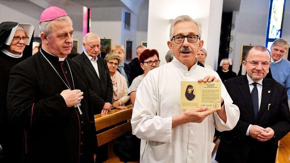 Prof. Stanisław Góźdź przyjmuje relikwie św. siostry Faustyny Kowalskiej