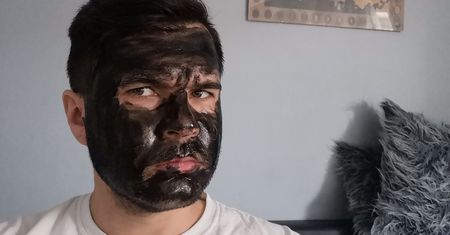 Aktywny węgiel w paście i w maseczce. Czy to faktycznie działa? Sprawdzamy
