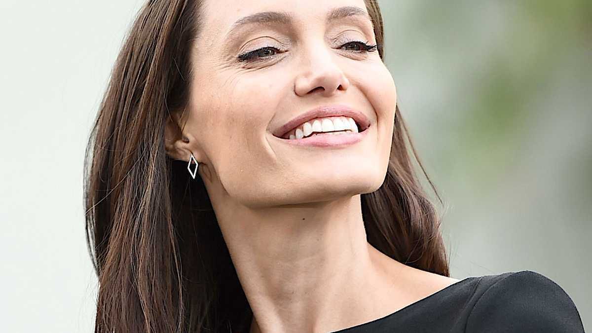 Angelina Jolie przyłapana z dzieckiem w samolocie! W tak świetnej formie dawno jej nie widzieliśmy. Zdjęcie podbija internet