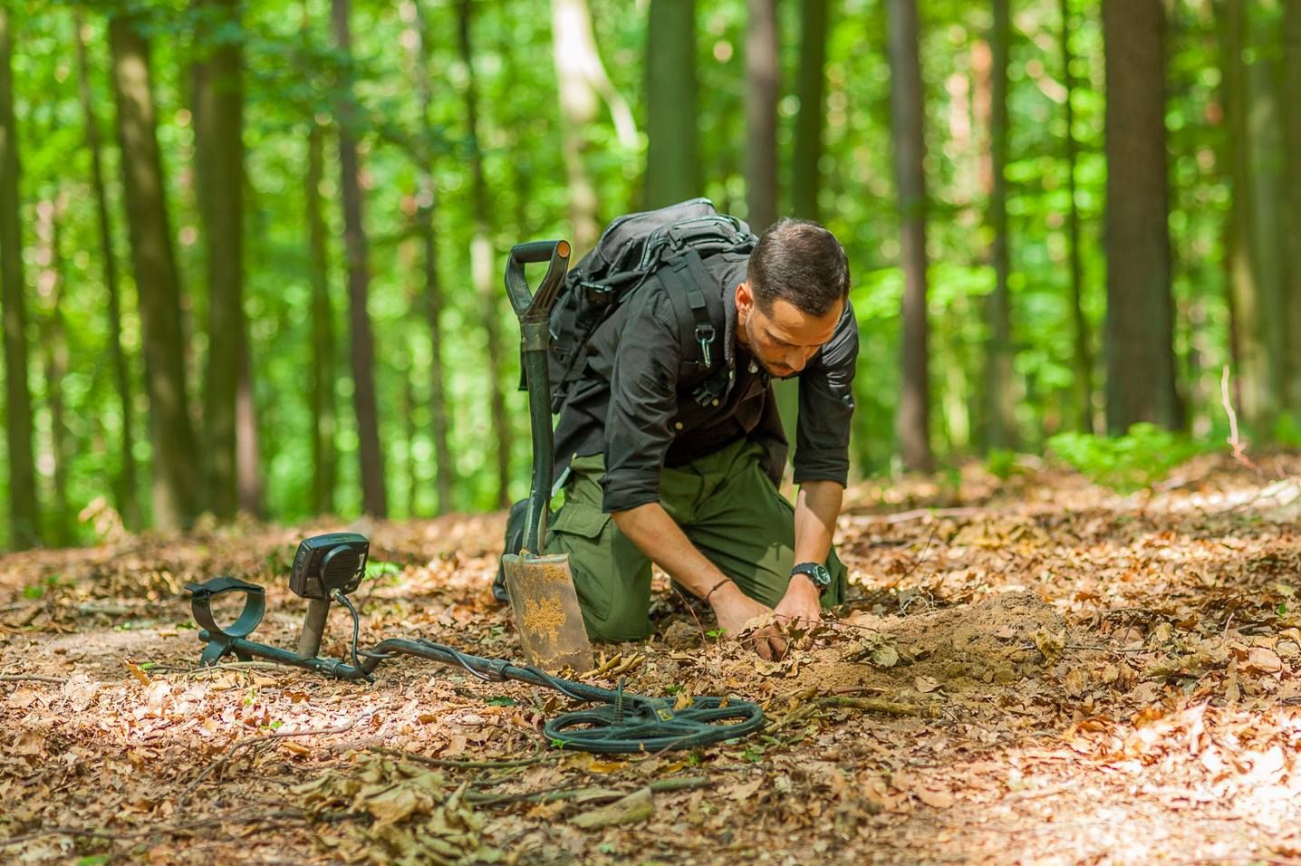 Michał Młotek w trakcie poszukiwania skarbów.