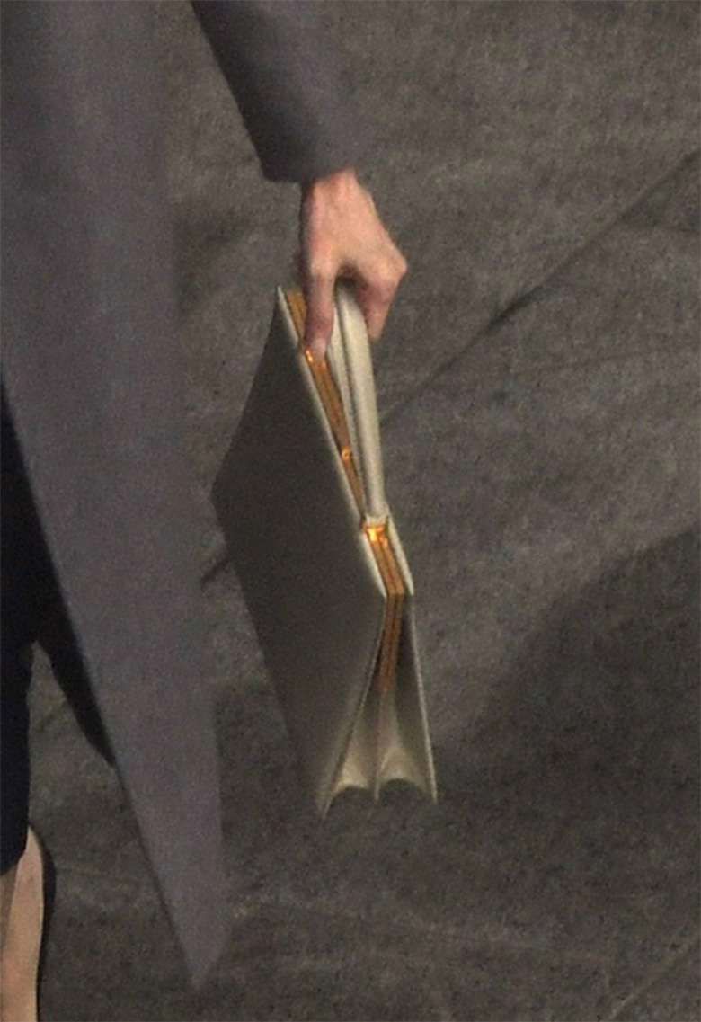 Angelina Jolie z dwiema drogimi torbami na lotnisku