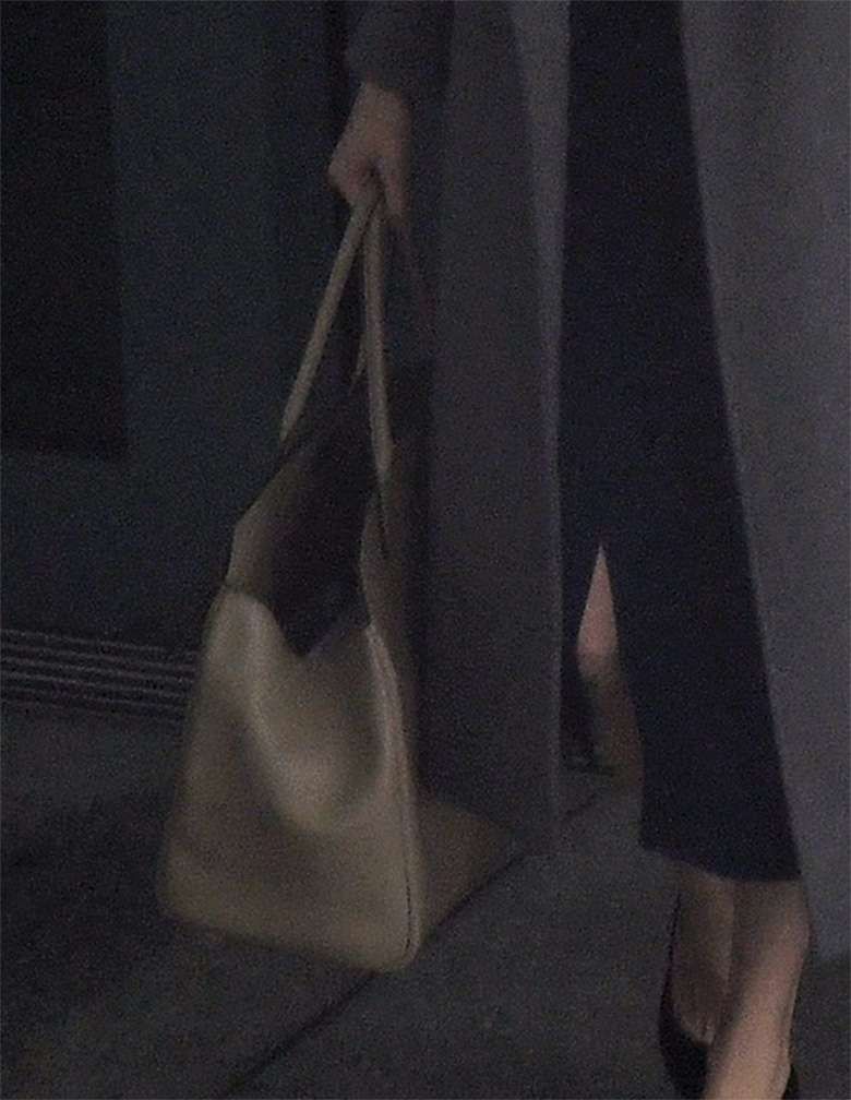 Angelina Jolie z dwiema drogimi torbami na lotnisku