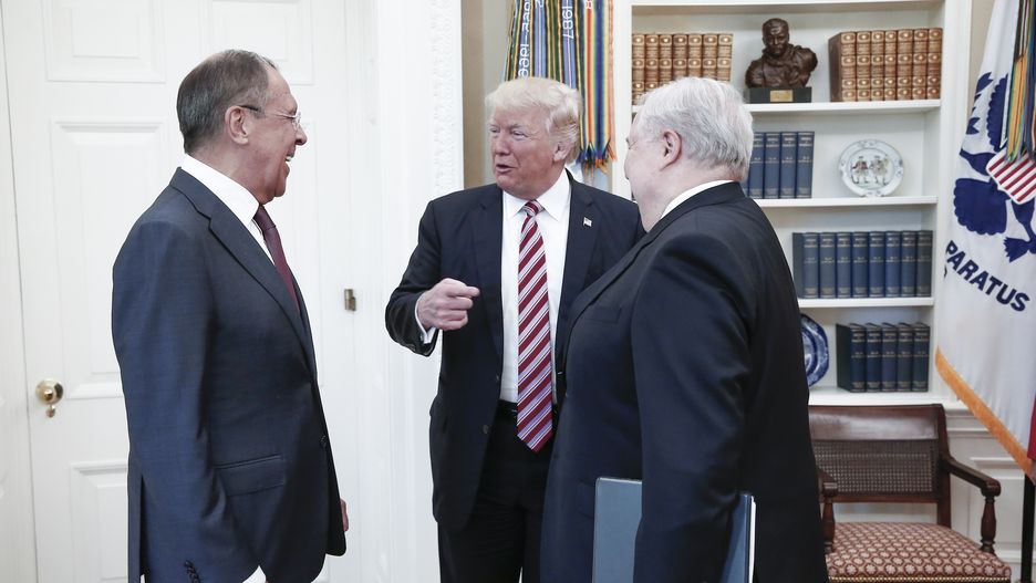 Donald Trump podczas spotkania z szefem MSZ Rosji Siergiejem Ławrowem (L) w Białym Domu