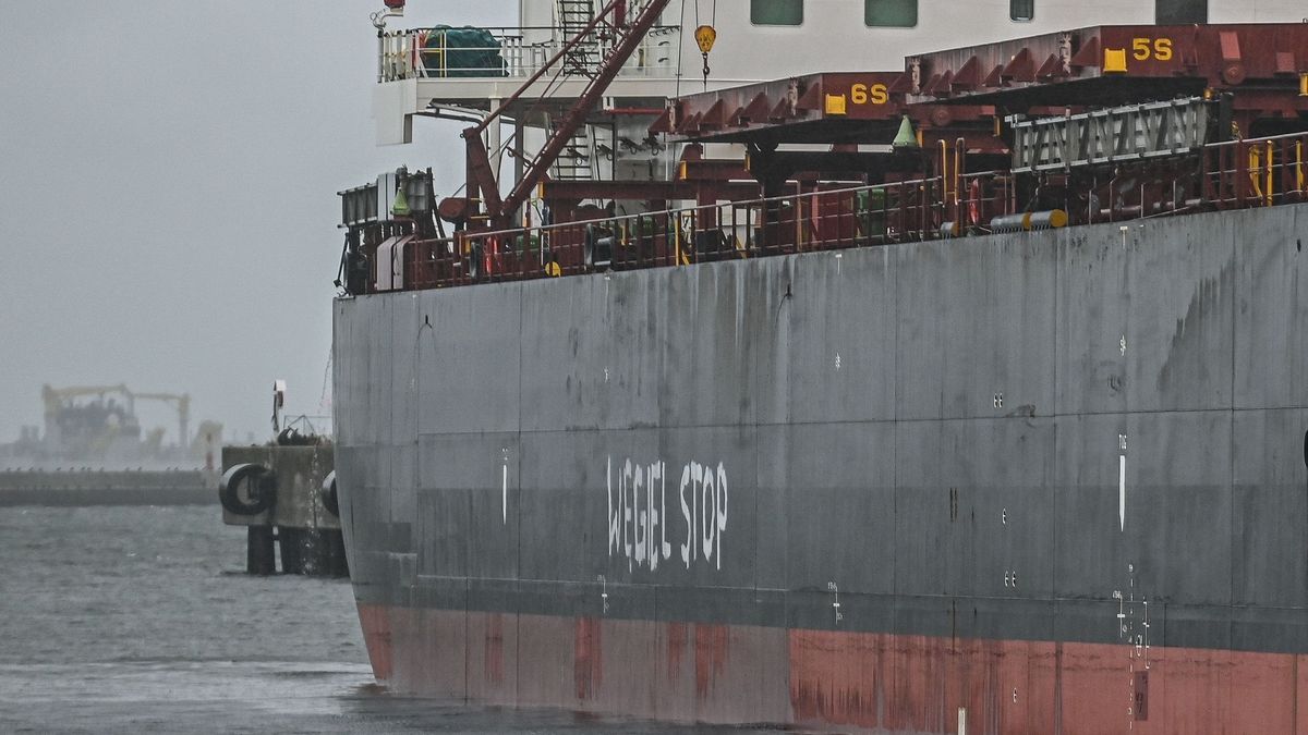 "Węgiel Stop". Taki napis Greenpeace wymalował na statku z Mozambiku 