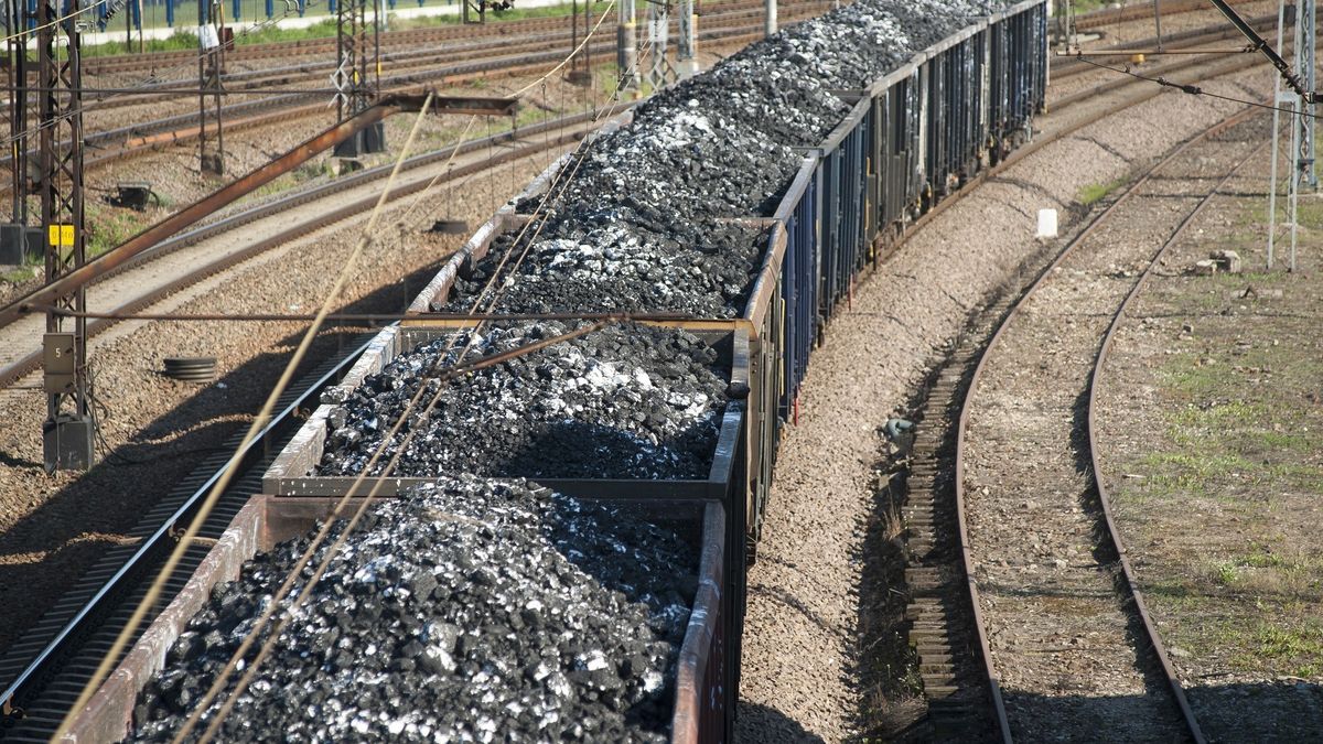 Węgiel z Rosji zalewa Polskę