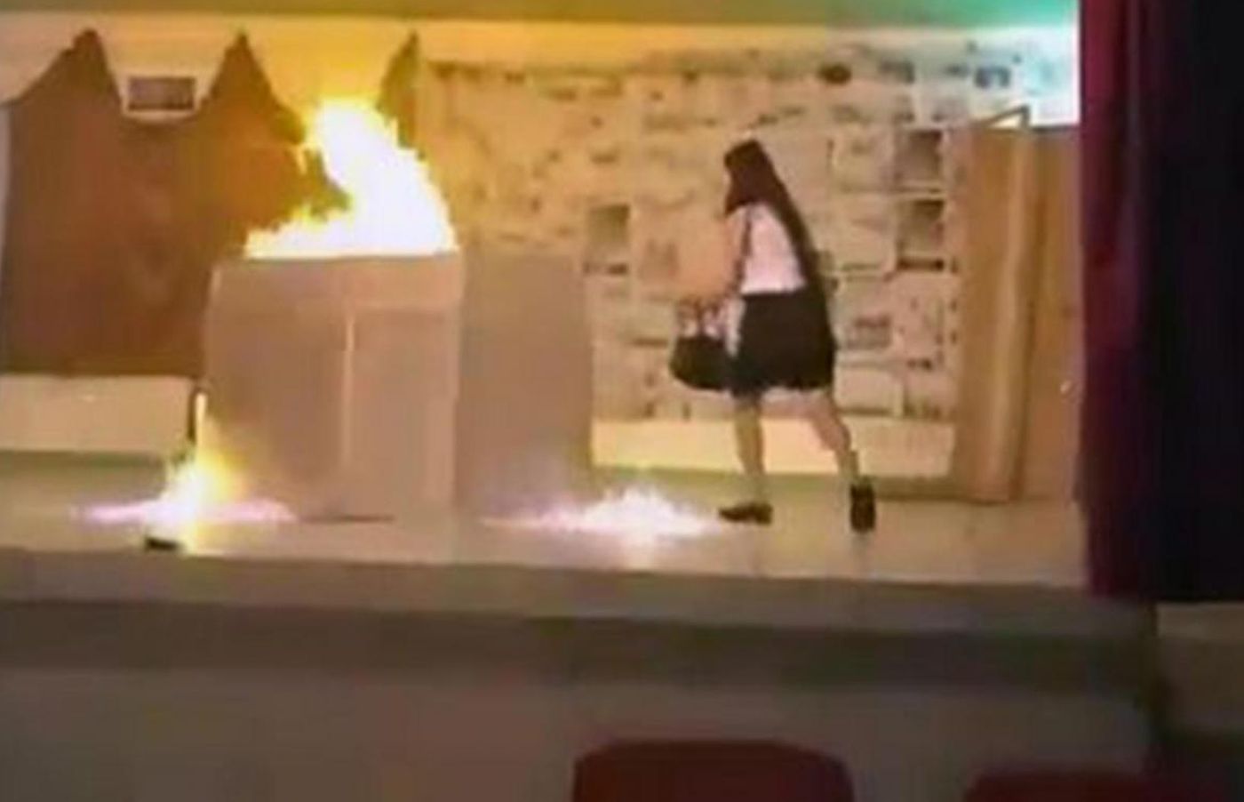 Podpaliła koleżanki podczas przedstawienia