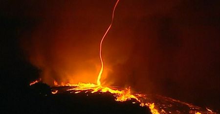 "Płonące tornado". Kamera uchwyciła niezwykłe zjawisko, gdy żywioł trawił Portugalię