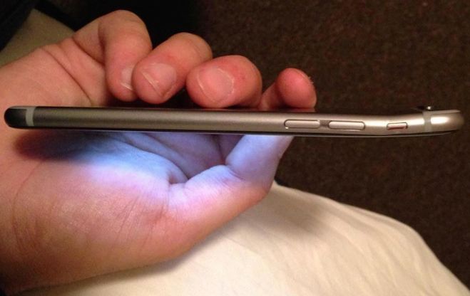 Aluminiowy iPhone 6 się zgina, a plastikowy Galaxy Note 3 nie. Co zawiniło?