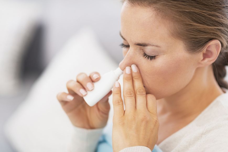 Spray do nosa na alergię warto zastosować, gdy doskwiera nam obfity katar sienny.