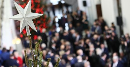 Sondaż. Którego polityka Polacy zaprosiliby do wigilijnego stołu?