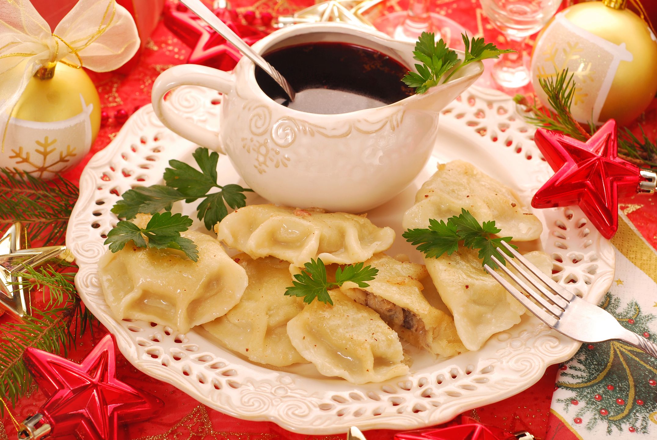 Przepisy na potrawy wigilijne: pierogi z kapustą i grzybami, barszcz, karp. Znajdź przepis na świąteczne danie.