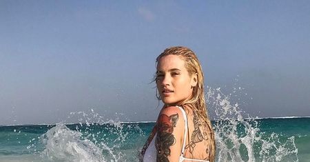 Karolina Gilon kusi na meksykańskiej plaży