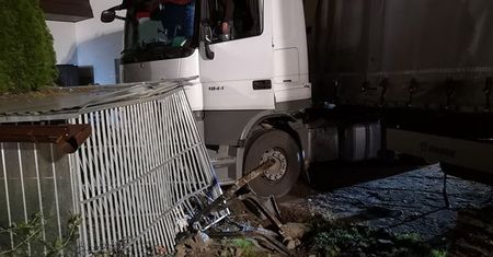 Przydargiń. Tir wjechał w budynek. Rodziny nie mogą wrócić do domu