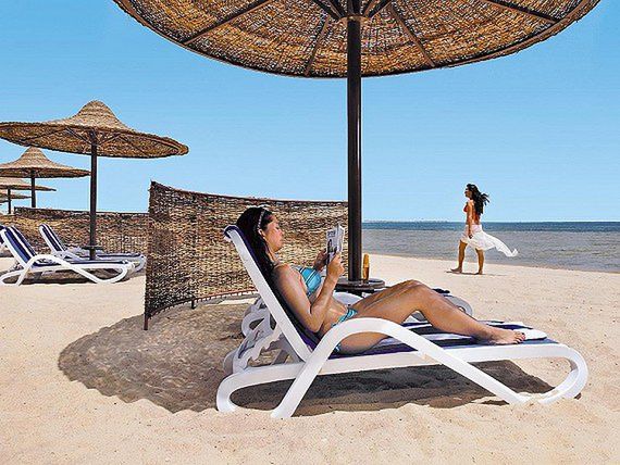 Piękna, piaszczysta plaża przy 5-gwiazdkowym hotelu Movenpick Resort Soma Bay w Egipcie 
