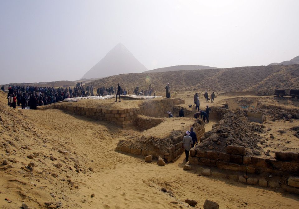 Egipcjanie znaleźli ukryty grobowiec w Kairze. Naukowcy oszacowali go na 4400 lat