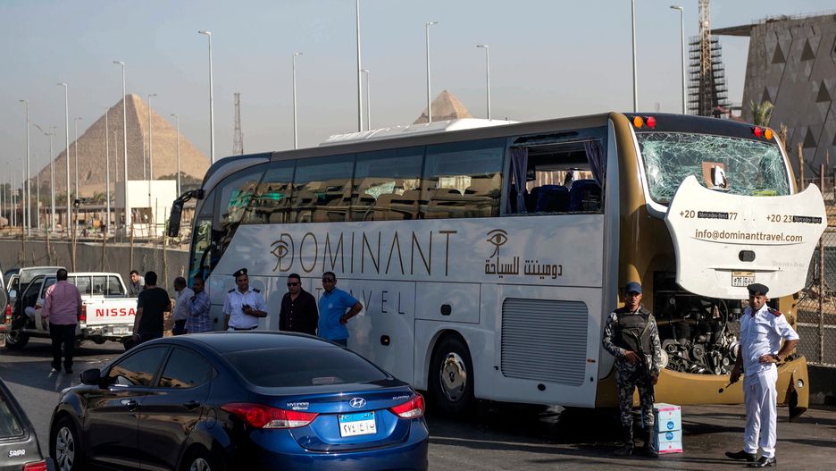Uszkodzony przez wybuch bomby autokar turystyczny niedaleko piramid w Gizie