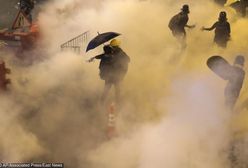 Hongkong. Brutalne starcia z policją, w stronę tłumu poleciał gaz łzawiący
