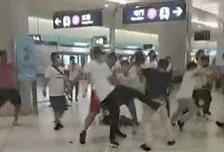 Atak na pasażerów metra w Hongkongu. Wpadli na peron i bili